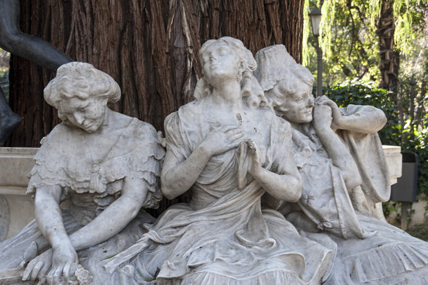 detalles del monumento dedicado al poeta Gustavo Adolfo Becquer en Sevilla
 - Foto, imagen
