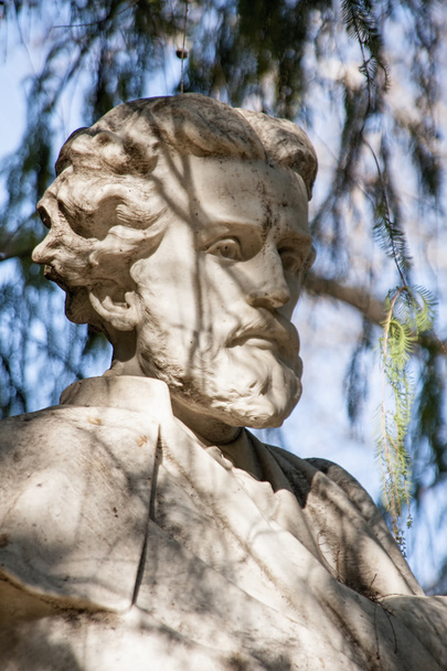 detalhes do monumento dedicado ao poeta Gustavo Adolfo Becquer em Sevilha
 - Foto, Imagem