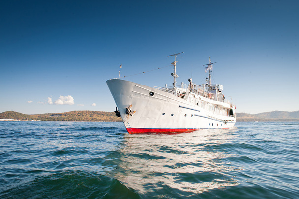 White ship in the water of lake Baikal - Photo, Image