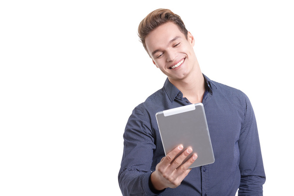 Young man with tablet - Foto, afbeelding
