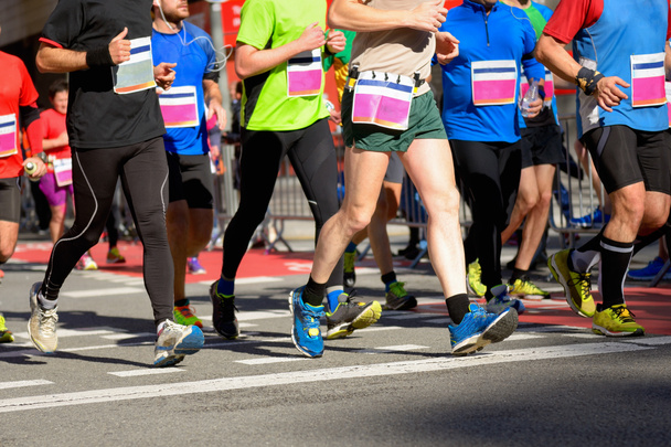 Maraton koşu yarışı, ayaklar yolda, spor, fitness ve sağlıklı yaşam tarzı konsepti - Fotoğraf, Görsel