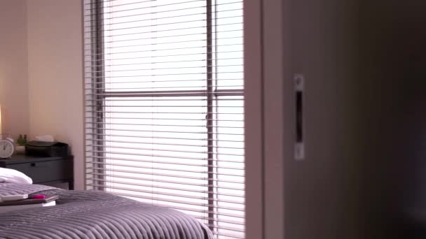 college student mädchen teen teenager frau im schlafzimmer bei zuhause - Filmmaterial, Video