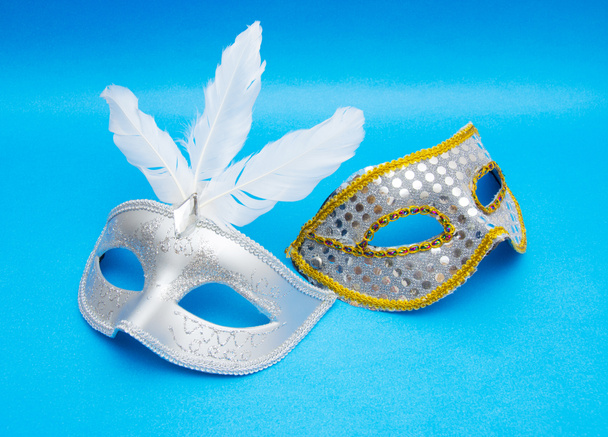 Καρναβάλι μάσκες που απομονώνονται σε μπλε φόντο - Φωτογραφία, εικόνα