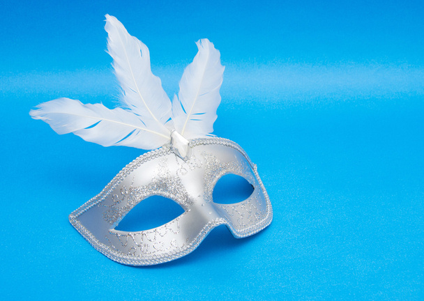 Карнавальная маска на синем фоне
 - Фото, изображение