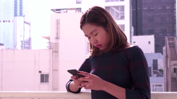 Chica chino asiático mujer mensajes de texto mensaje en el teléfono móvil Smartphone
 - Imágenes, Vídeo