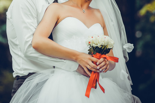 Bruid in trouwjurk met boeket voordat de ceremonie van het huwelijk - Foto, afbeelding