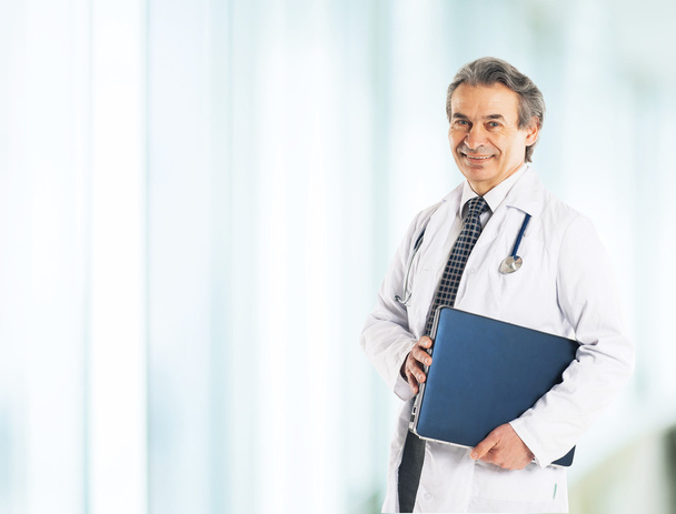 Technisch ambtenaar Adult gekwalificeerde arts, met een stethoscoop - Foto, afbeelding