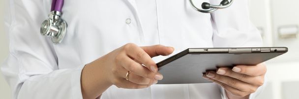 Ärztin hält Tablet-PC in der Hand - Foto, Bild