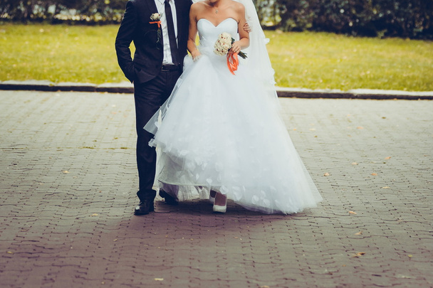 Невеста в свадебном платье с букетом перед свадьбой
 - Фото, изображение