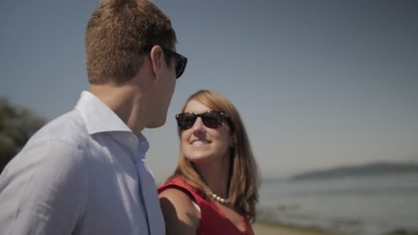 casal olhando uns para os outros na praia
 - Filmagem, Vídeo