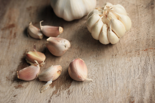 heap garlic on wood background - Фото, изображение