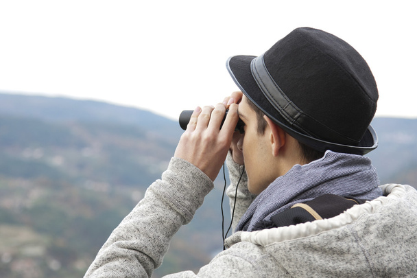 mirando al aire libre a través de binoculares
 - Foto, Imagen