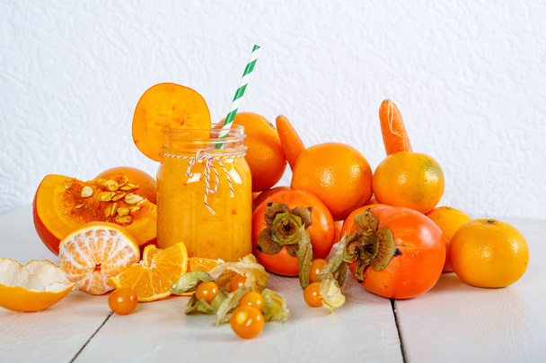 Smoothie laranja com abóbora, cáqui e cenoura
 - Foto, Imagem