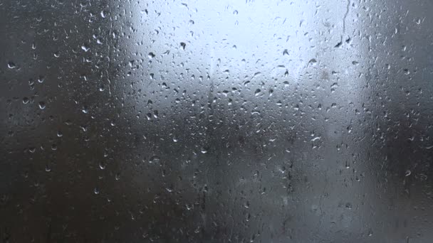 Sade, suuret sadepisarat iskevät ikkunaan suihkun aikana
 - Materiaali, video