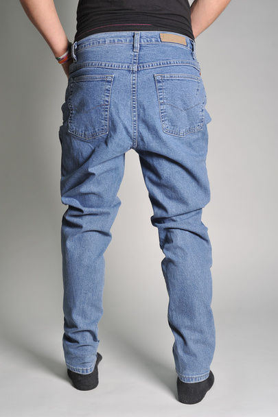 Jeans jeunesse mis sur le gars
 - Photo, image
