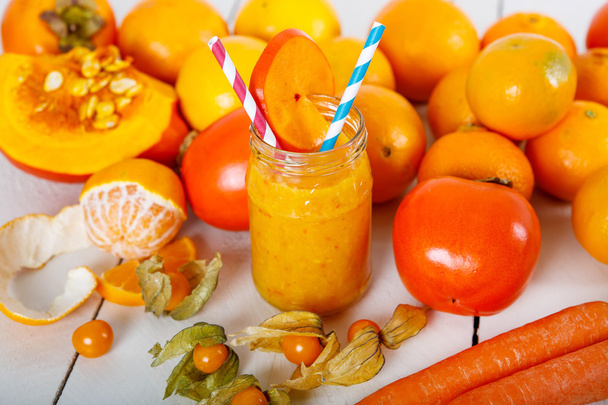 Appelsiini smoothie kurpitsan, persimonin ja porkkanan kanssa
 - Valokuva, kuva