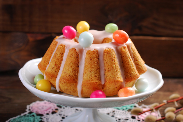 easter almond ring cake on wooden table - Foto, afbeelding