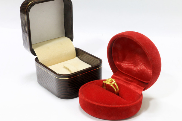 El anillo en la caja roja
 - Foto, imagen