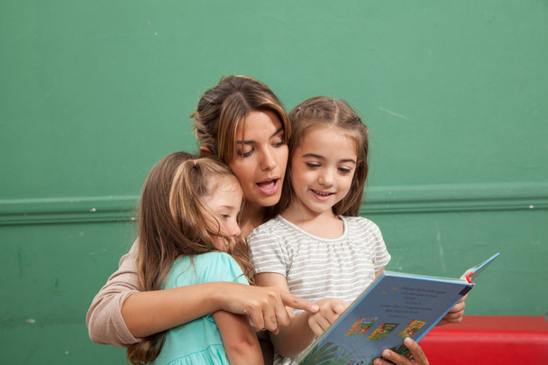 κορίτσια, διαβάζοντας ένα βιβλίο - Φωτογραφία, εικόνα