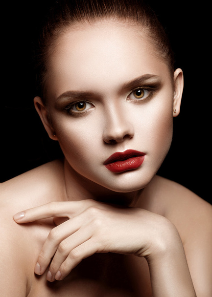 Portret pięknej młodej kobiety z doskonały make-up. - Zdjęcie, obraz
