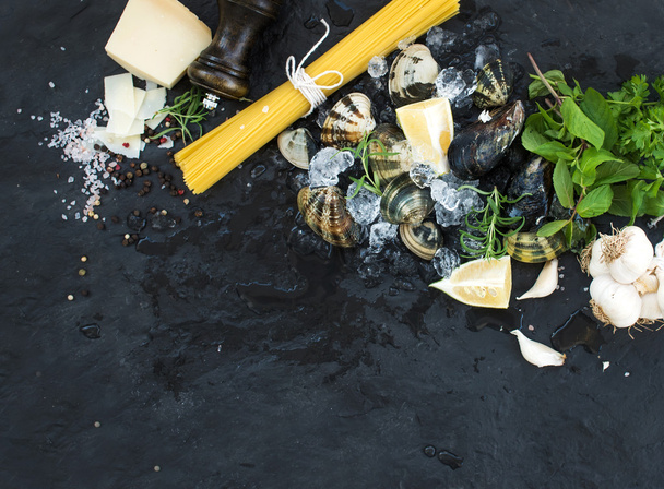 Ingredients for cooking Spaghetti vongole. - Foto, Imagem