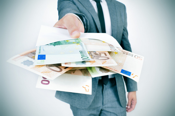 homme donnant une enveloppe pleine de billets en euros
 - Photo, image