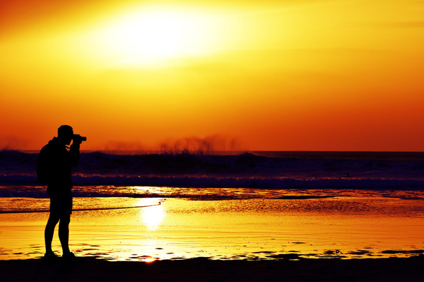 mladý muž vyfotit u moře za soumraku - Fotografie, Obrázek