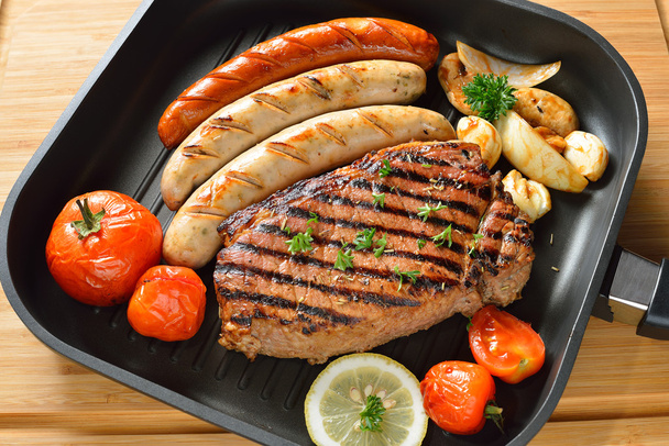 Грибна яловичина та ковбаски на сковороді
 - Фото, зображення