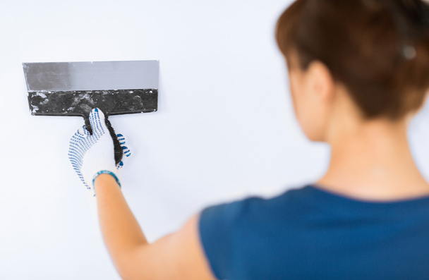 woman plastering the wall with trowel - Fotografie, Obrázek