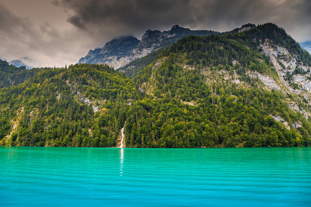 Upea Alppien järvi ja sumuiset vuoret, Konigsee, Berchtesgaden, Saksa, Eurooppa
 - Valokuva, kuva