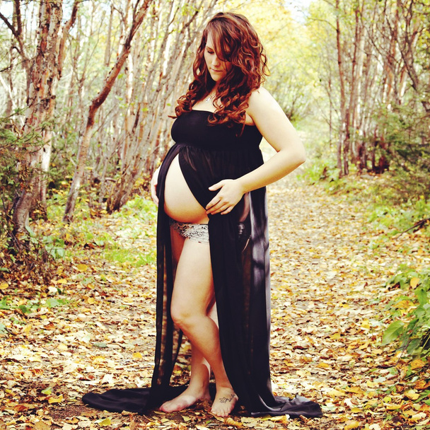 wspaniały Instagram kobiety w ciąży Baring brzuch w lesie - Zdjęcie, obraz