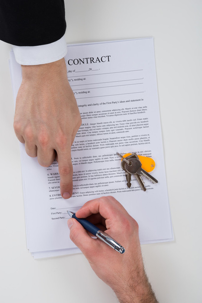 Assisting Client To Sign Contract Paper - Φωτογραφία, εικόνα