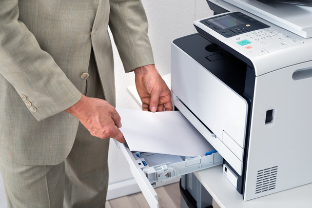 Businessman Using Printer In Office - Zdjęcie, obraz