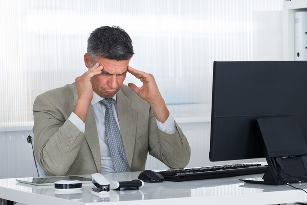 Empresário sofrendo de dor de cabeça
 - Foto, Imagem