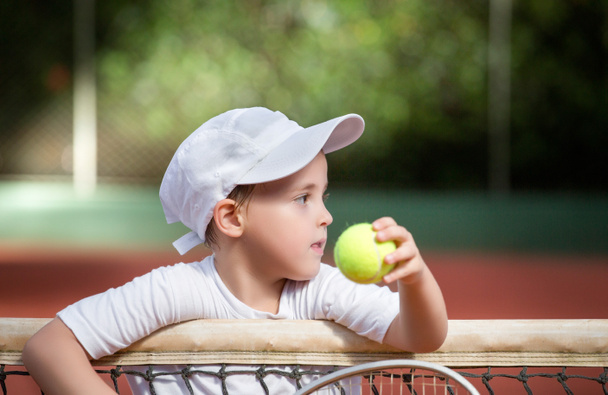 Nuori poika pelaa tennistä
 - Valokuva, kuva