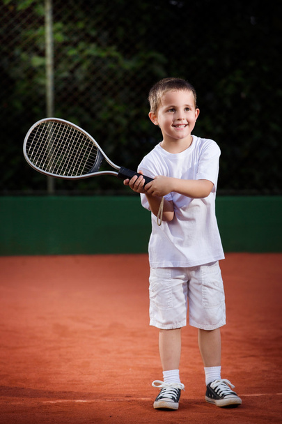 Genç çocuk tenis oynamaya - Fotoğraf, Görsel