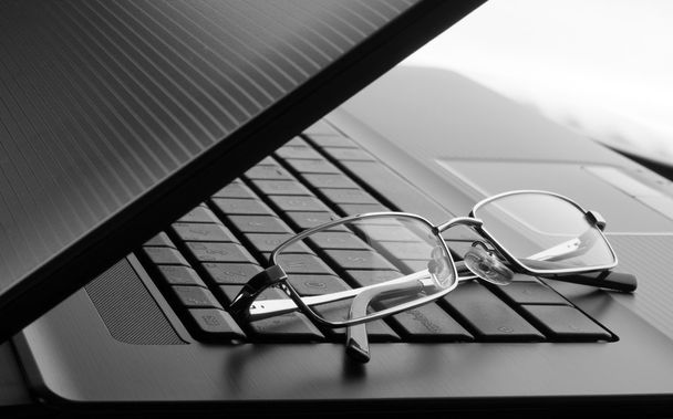 Brille auf Laptop - Foto, Bild