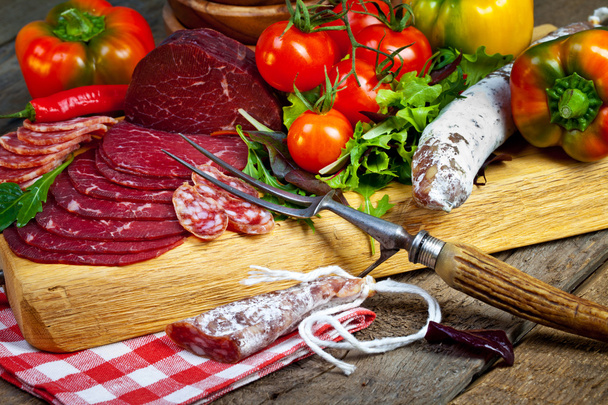 köstliche Schinken und Salami-Scheiben - Foto, Bild