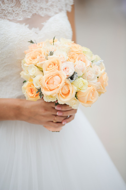 Menyasszony kezében egy csokor virág - Fotó, kép