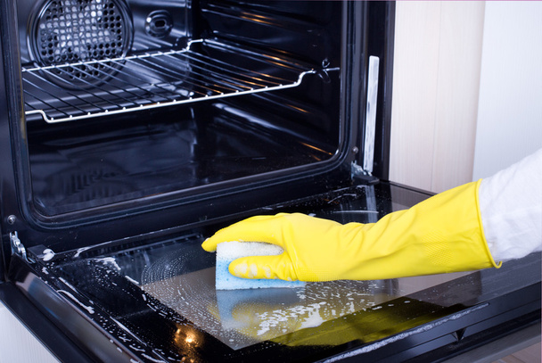 Жінка очищення духовки
 - Фото, зображення