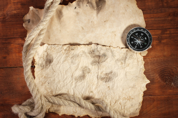 старая бумага, компас и веревка на деревянном столе
 - Фото, изображение