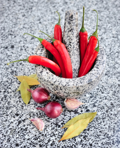 Kivi laasti ja survin vihanneksia graniitti pöydällä
 - Valokuva, kuva
