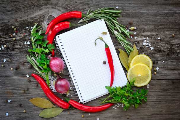Zöldségek és fűszerek, nyissa meg a notebook receptek egy fából készült háttér - Fotó, kép