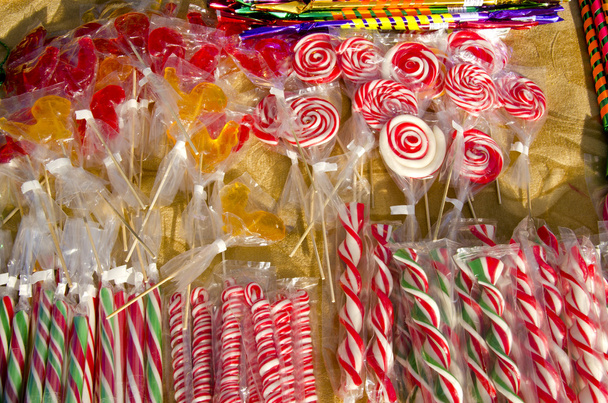 verschillende kleurrijke zuigen lollipop verkocht markt snoep - Foto, afbeelding