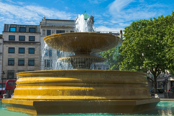 Fontaine à Trafalgar Square bondé. C'est l'une des attractions touristiques les plus populaires de Londres, souvent considérée comme le cœur de Londres.
. - Photo, image