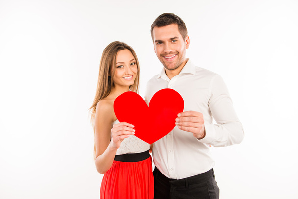 Couple in love holding big paper heart - Foto, afbeelding
