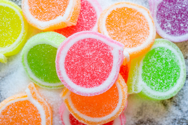 Gelatina dolce, sapore di frutta, caramelle dolci colorate su zucchero
. - Foto, immagini