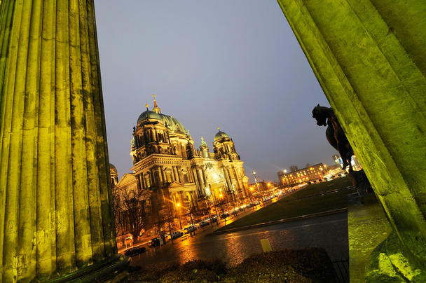 Katedra berlińska kolorowy w nocy - Zdjęcie, obraz