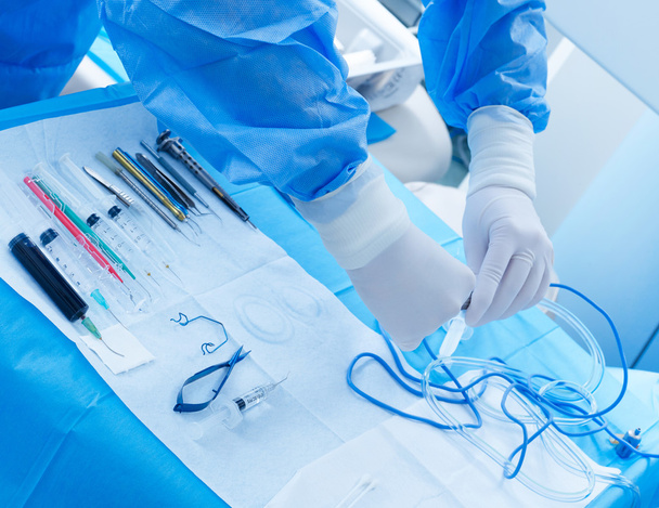 Chirurg mit medizinischen Geräten - Foto, Bild