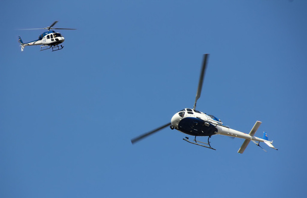 Des hélicoptères de lutte contre l'incendie tirent sur la montagne
 - Photo, image